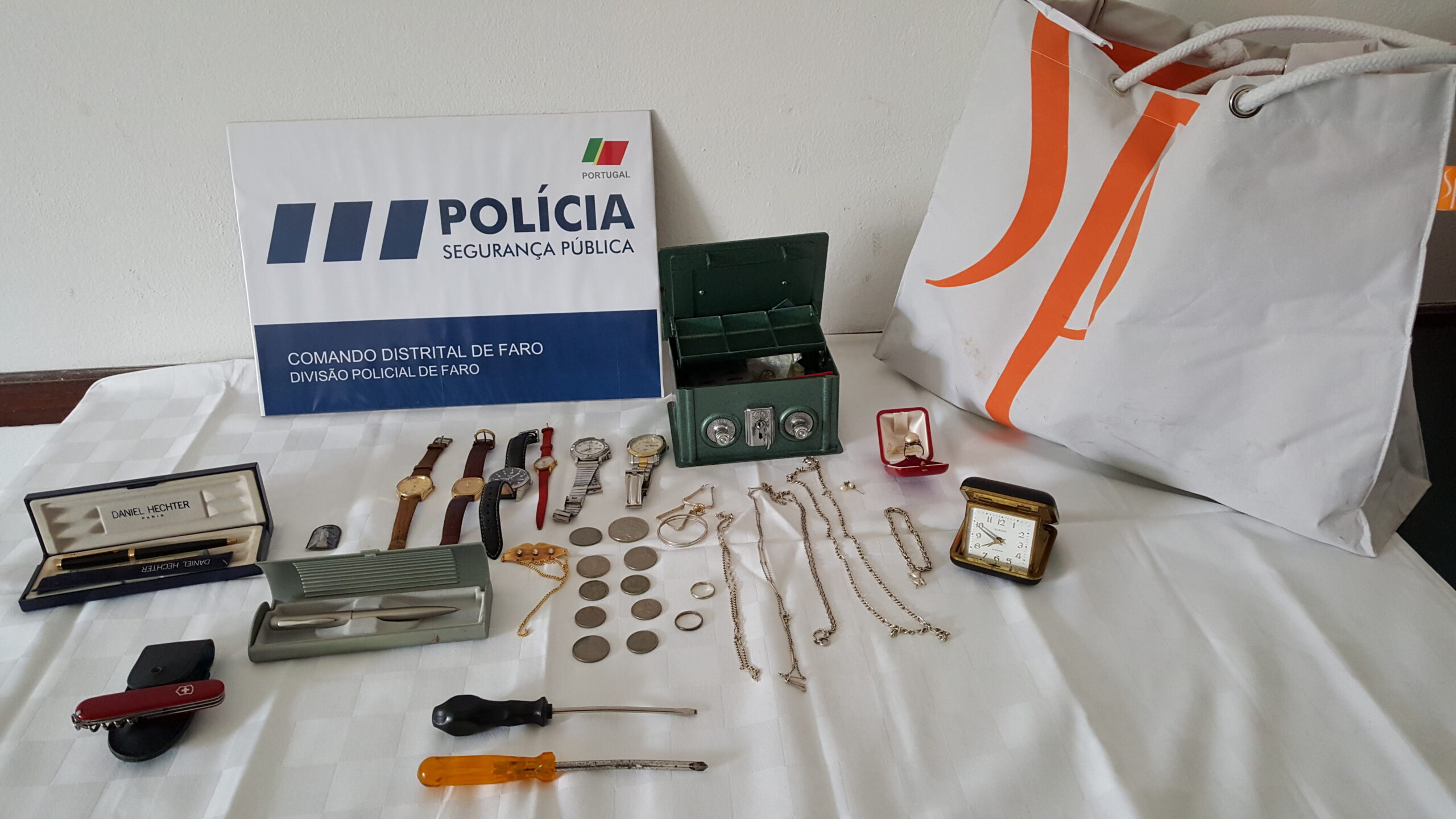 Sul Informação - Assaltante apanhado a assaltar casa em Tavira tenta fugir e fica ferido
