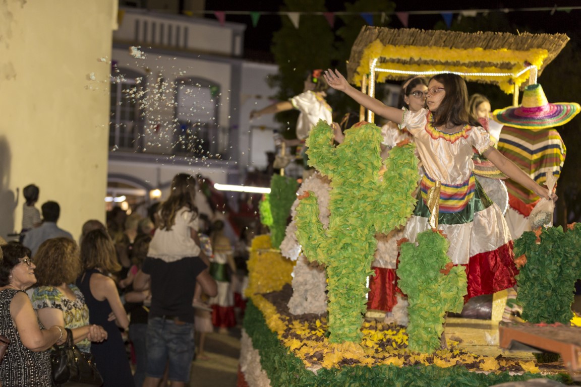 Sul Informação - 12 carros alegóricos desfilam em mais um Carnaval de Verão de Moncarapacho