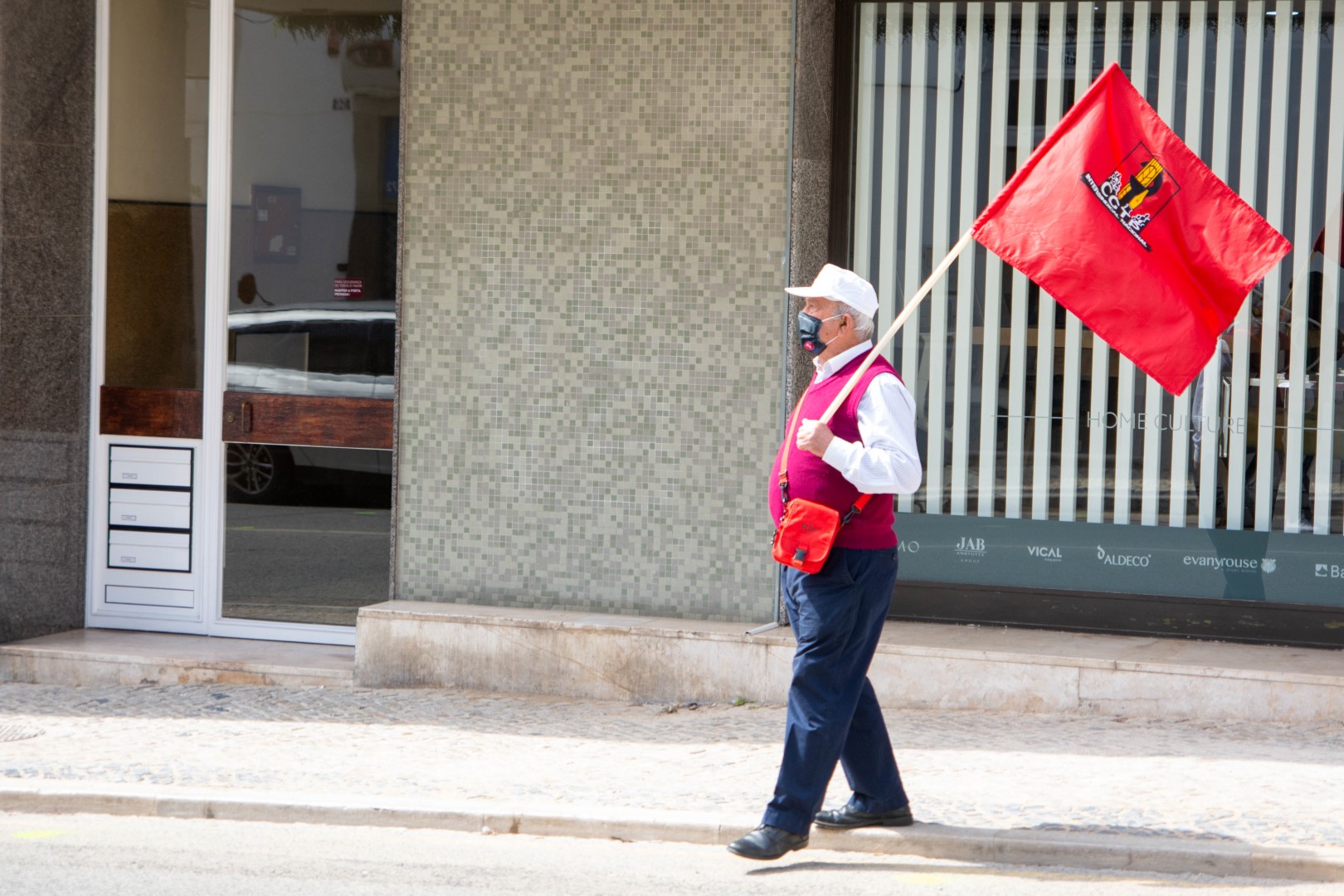 Sul Informação - Desfile do 1º de Maio destaca perda de direitos laborais durante a pandemia [fotogaleria]
