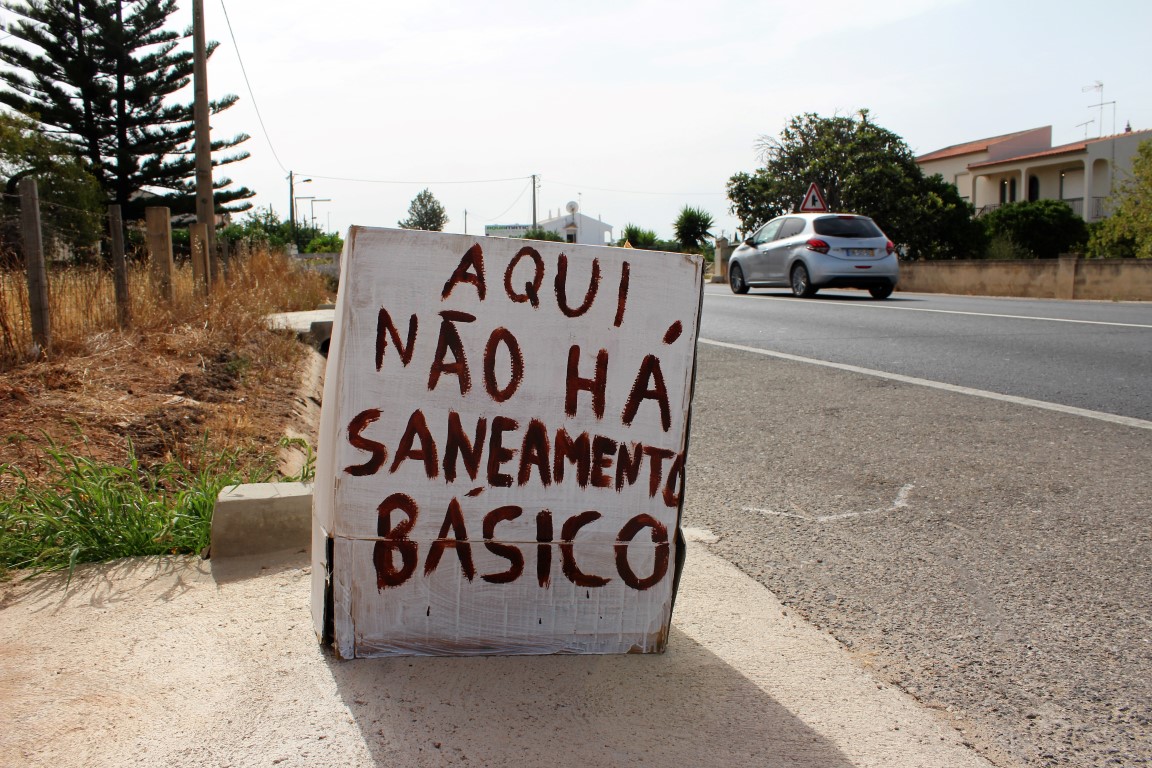 Sul Informação - Há quem não tenha água nem esgotos junto à EN125 e Aleixo diz que a culpa é da concessionária da estrada