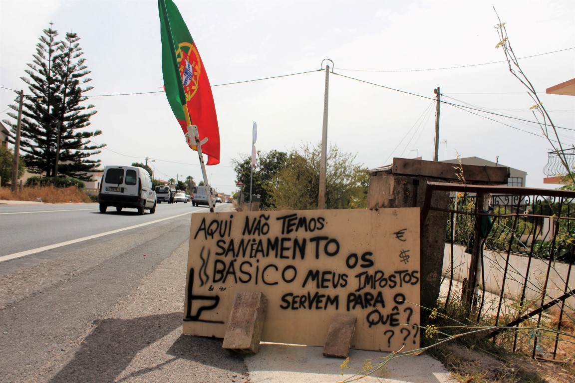 Sul Informação - Há quem não tenha água nem esgotos junto à EN125 e Aleixo diz que a culpa é da concessionária da estrada