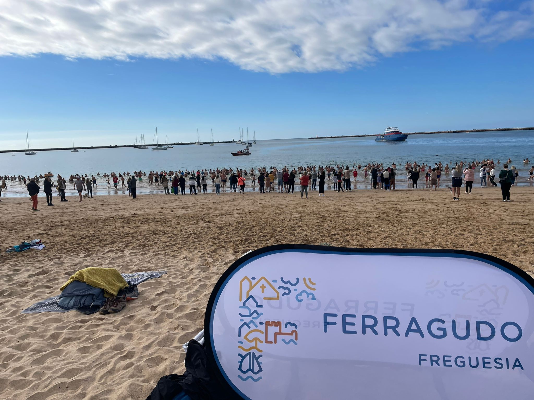 Sul Informação - Banho de Mar em Ferragudo juntou mais de 600 pessoas