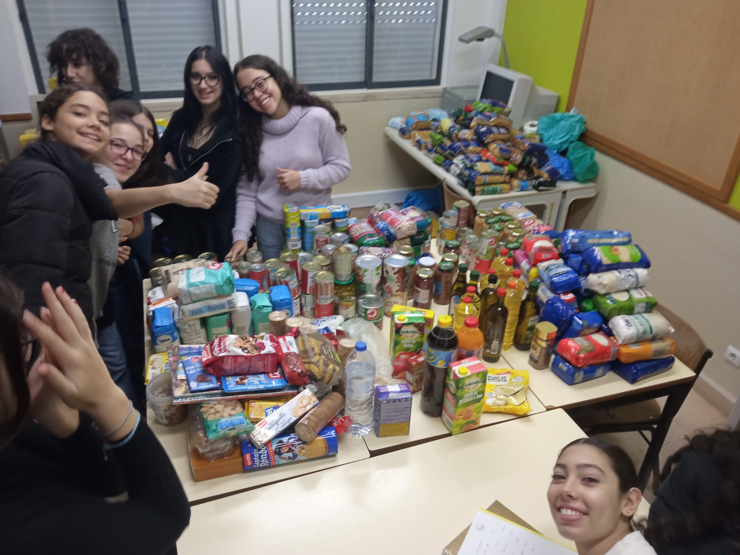 Sul Informação - Agrupamento de escolas Rio Arade oferece cabazes a famílias de alunos carenciados