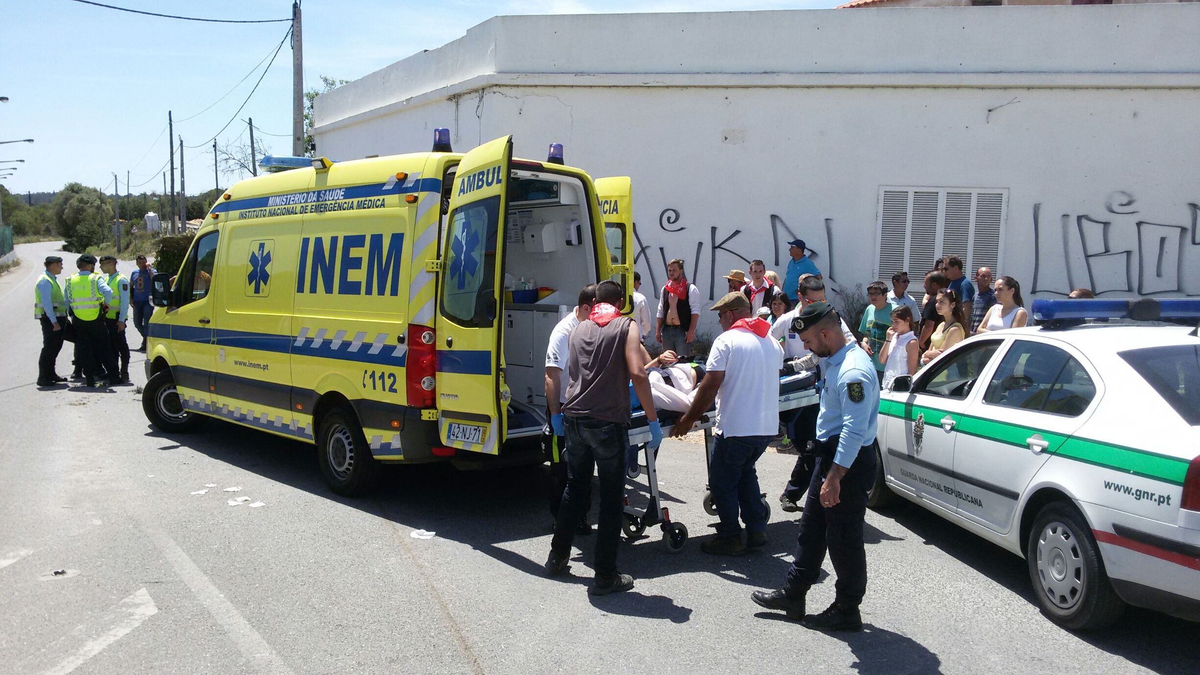 Sul Informação - Atrelado de trator vira-se na Festa da Pinha e provoca 10 feridos (com fotos)