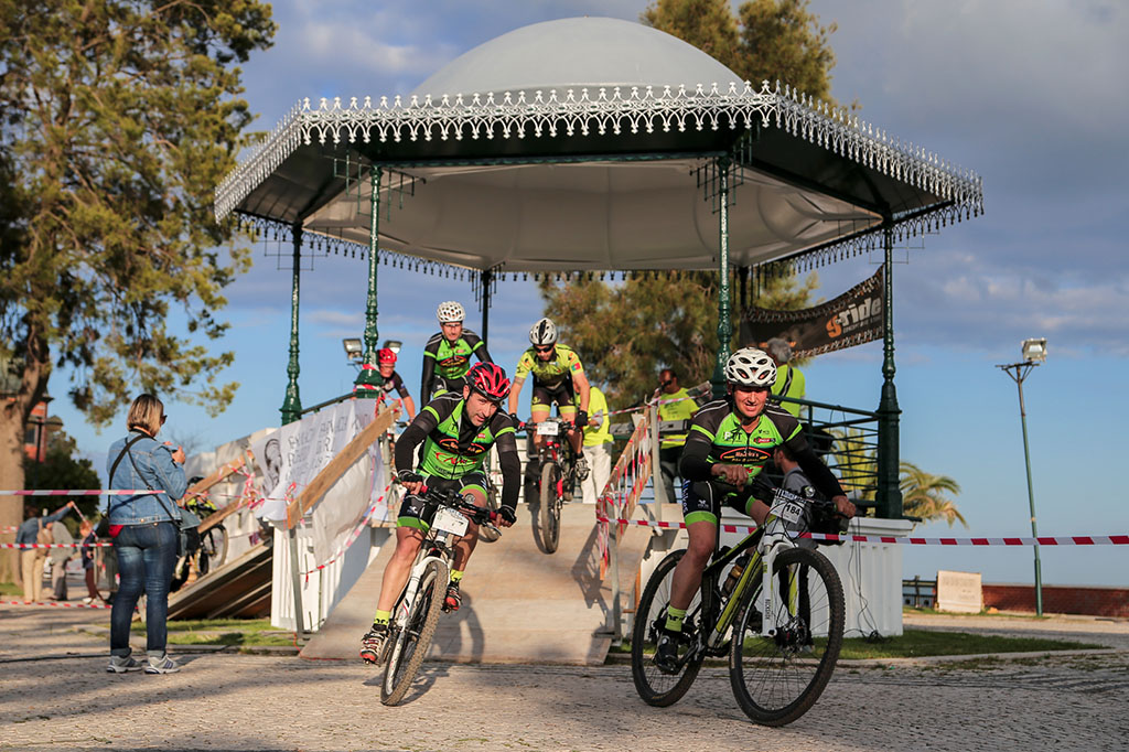 Sul Informação - Night Race encheu a baixa de Olhão de ciclistas e público