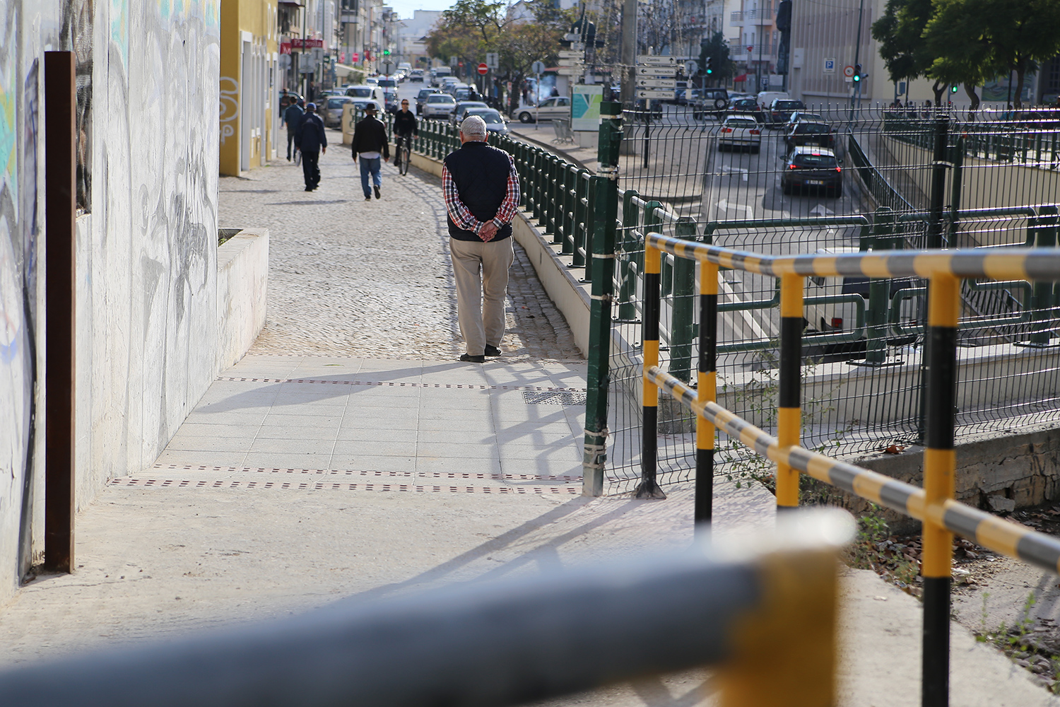 Sul Informação - Passagem de nível pedonal em Olhão reaberta com condições melhoradas
