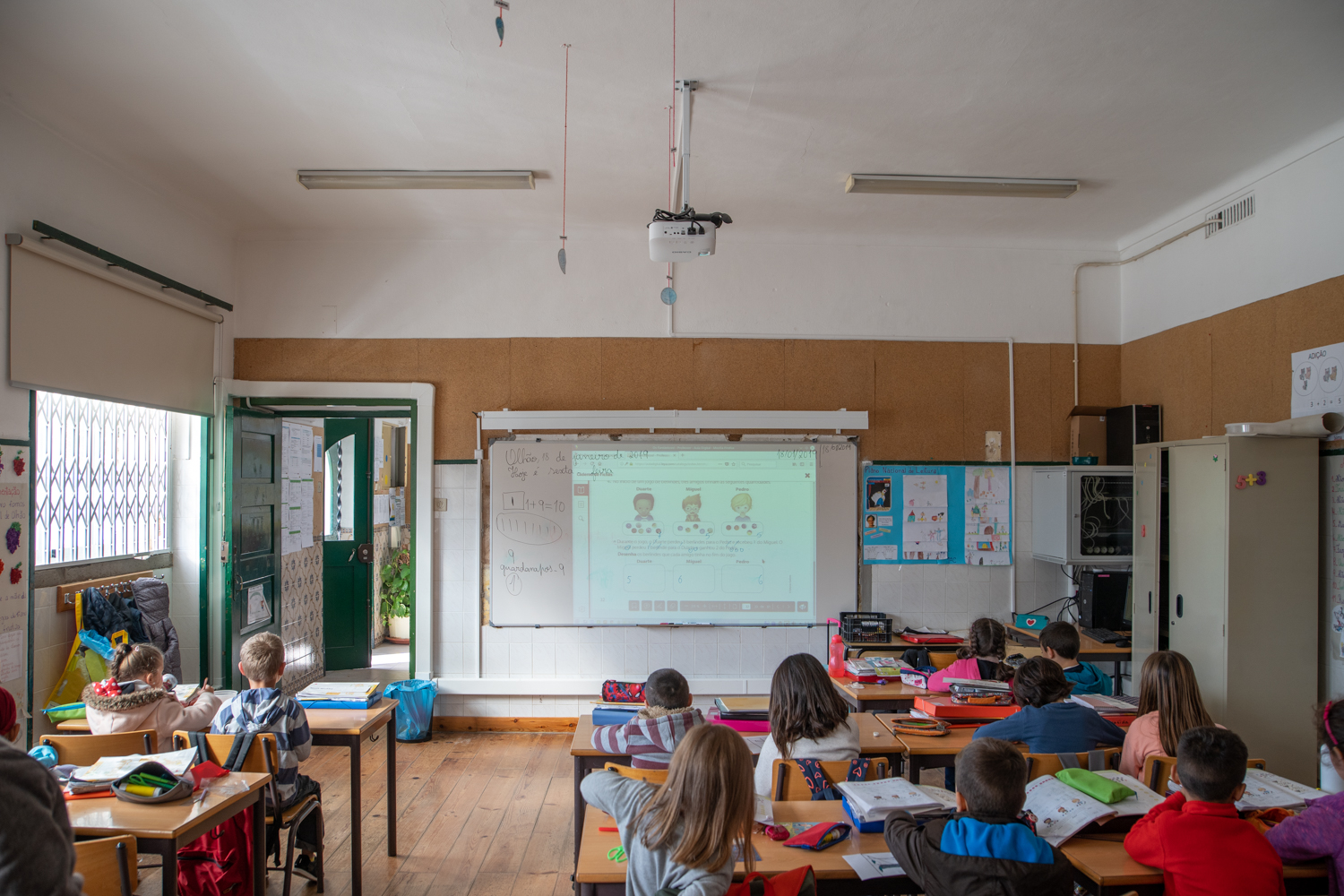 Sul Informação - Olhão equipa salas do pré-escolar e 1º ciclo com material multimédia