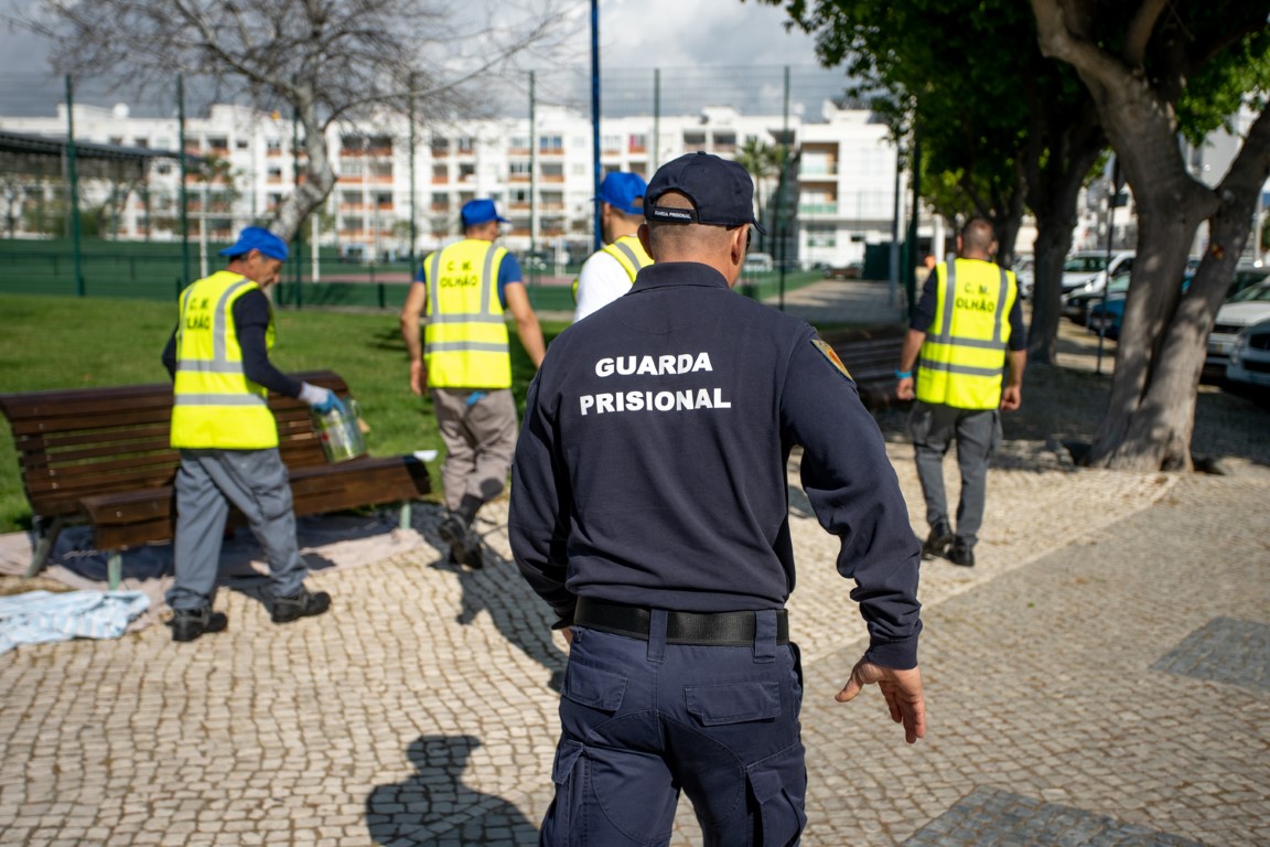 Sul Informação - Reclusos da cadeia de Olhão fazem limpezas na Fuzeta e Armona