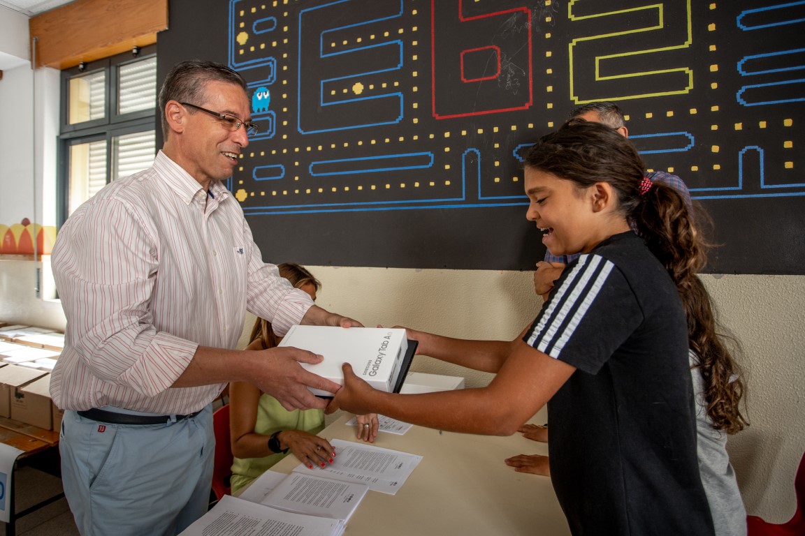 Sul Informação - Entrega de tablets e material escolar em Olhão está concluída