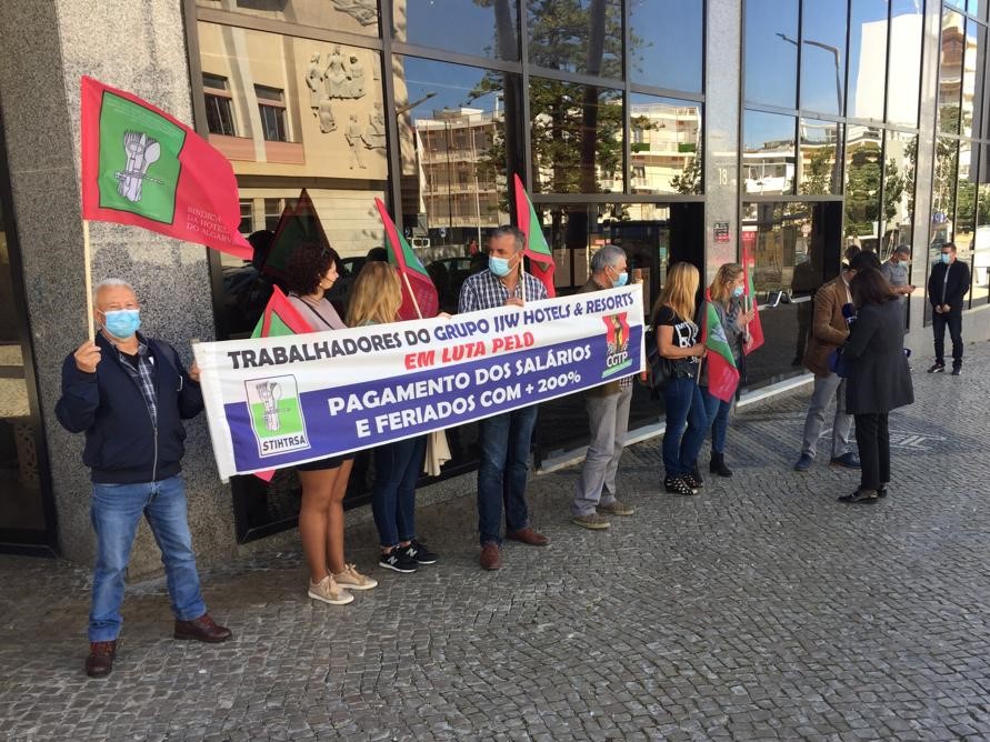 Sul Informação - Sindicato e trabalhadores dos hotéis JJW levaram queixas sobre salários em atraso à RTA