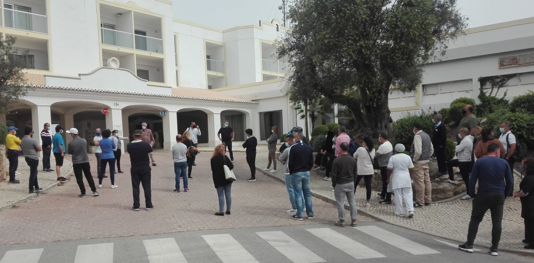 Sul Informação - Trabalhadores do grupo hoteleiro JJW fazem greve para reclamar salários