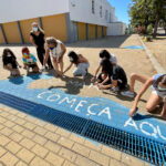 Sul Informação - Alunos da EB 2,3 João da Rosa animam sarjetas para alertar para o cuidado a ter com os plásticos
