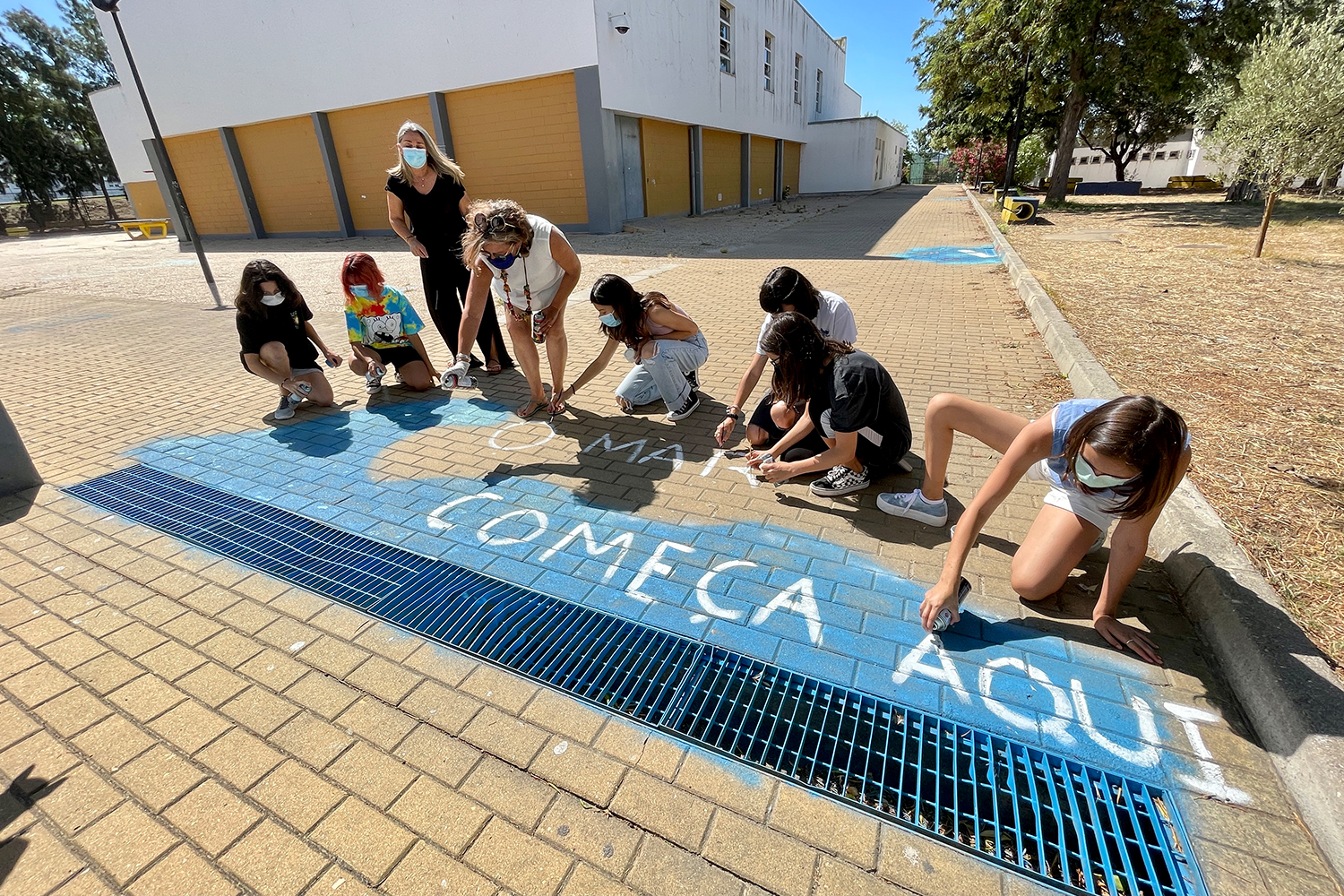 Sul Informação - Alunos da EB 2,3 João da Rosa animam sarjetas para alertar para o cuidado a ter com os plásticos