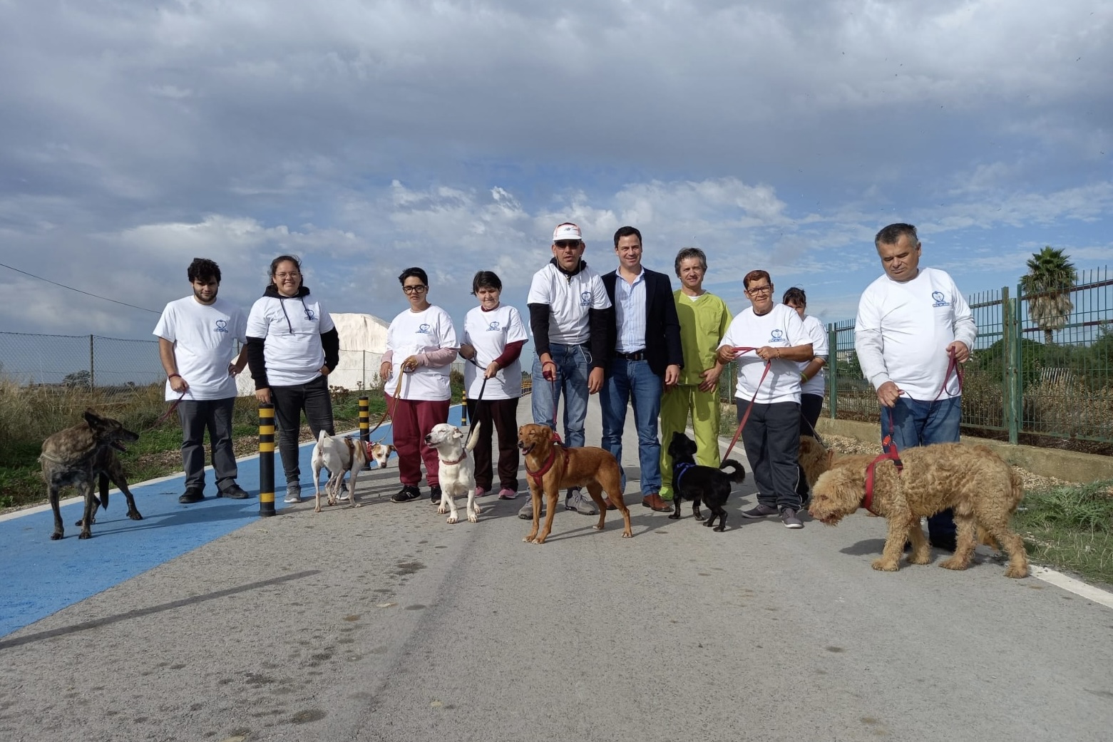 Sul Informação - Utentes da ASMAL passeiam animais do canil municipal de Olhão