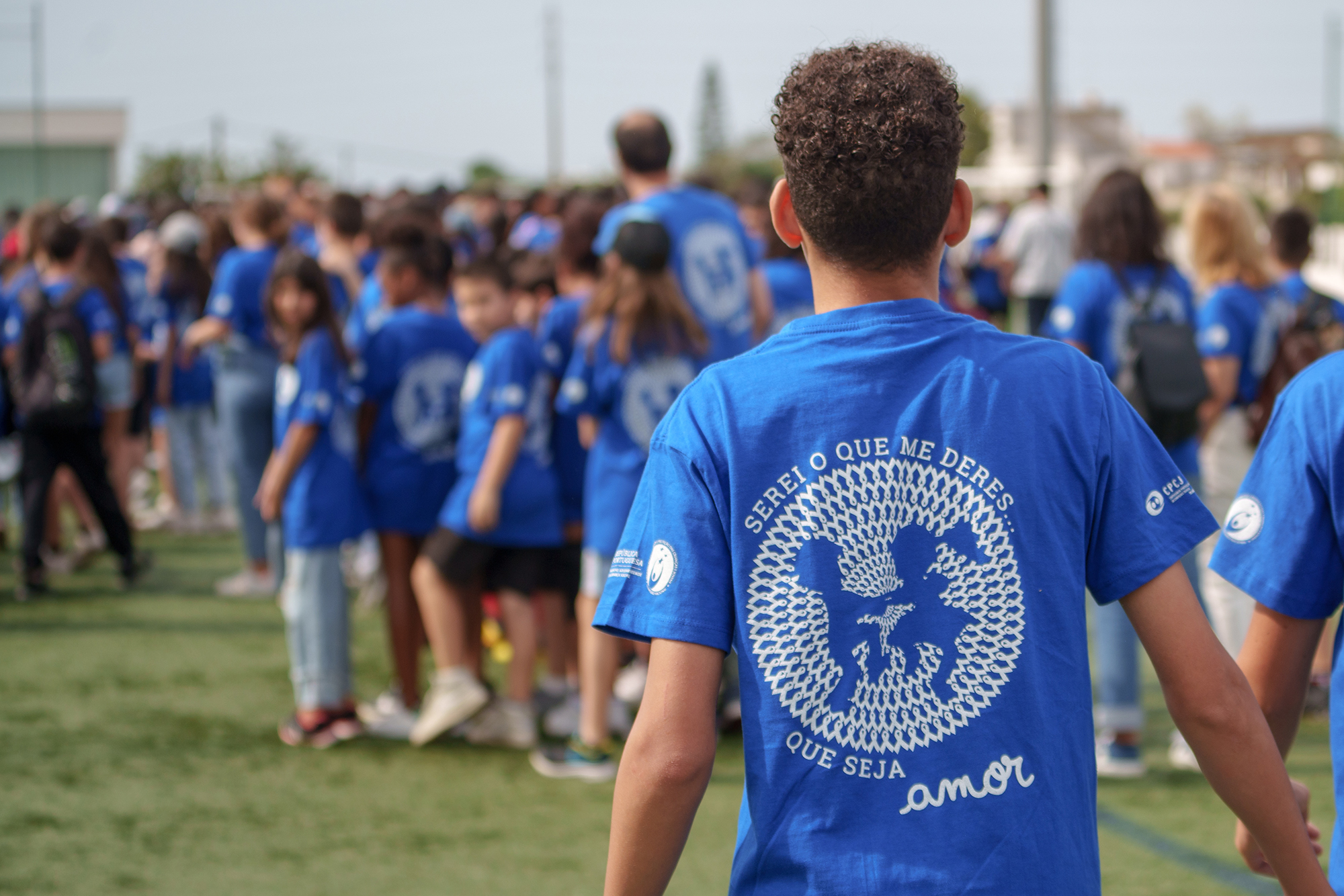 Sul Informação - 2600 alunos de Olhão formaram laço azul para prevenir maus tratos na infância
