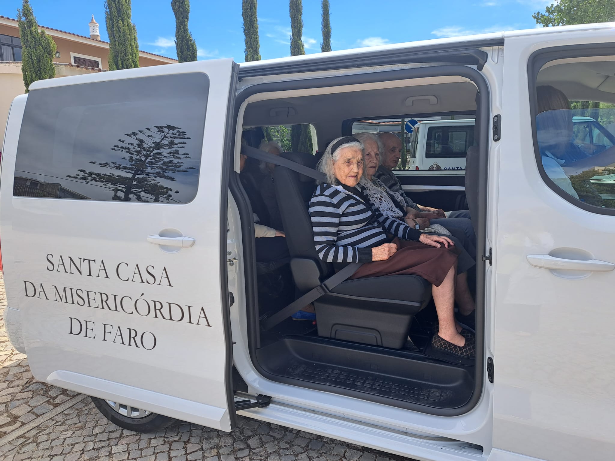 Sul Informação - Santa Casa de Faro compra viatura elétrica para tornar mais “verde” o apoio aos utentes