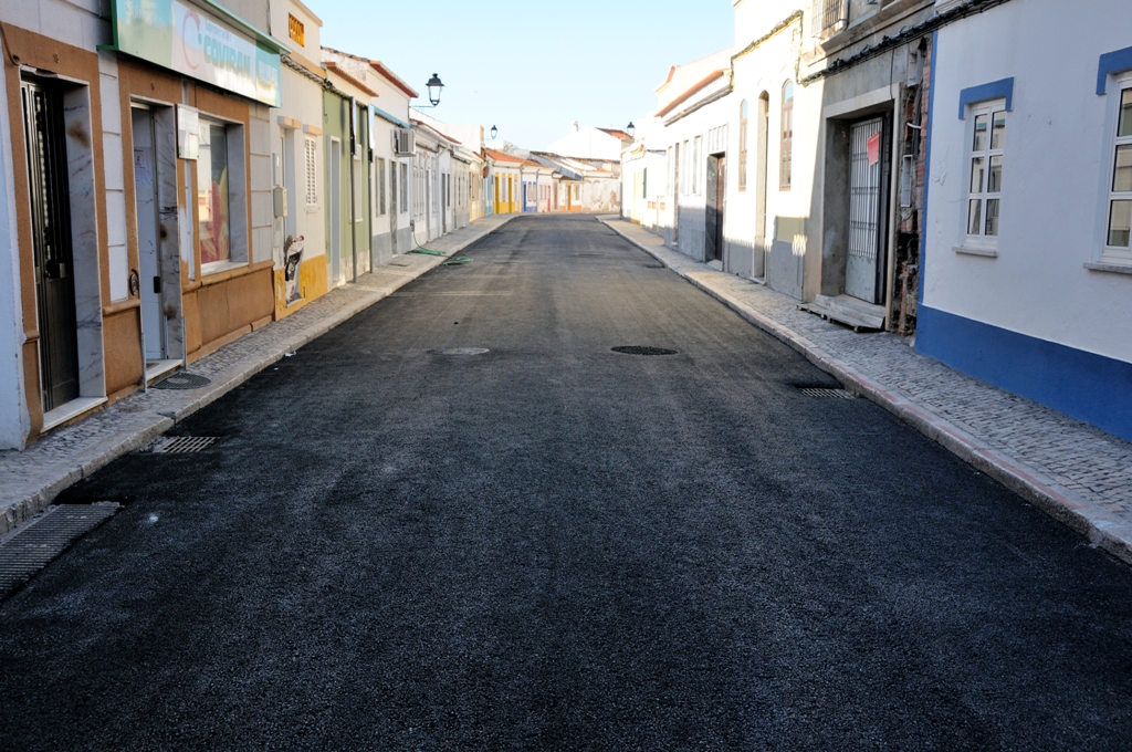Sul Informação - Trabalhos de repavimento da Rua 25 de Abril em Castro Marim já terminaram