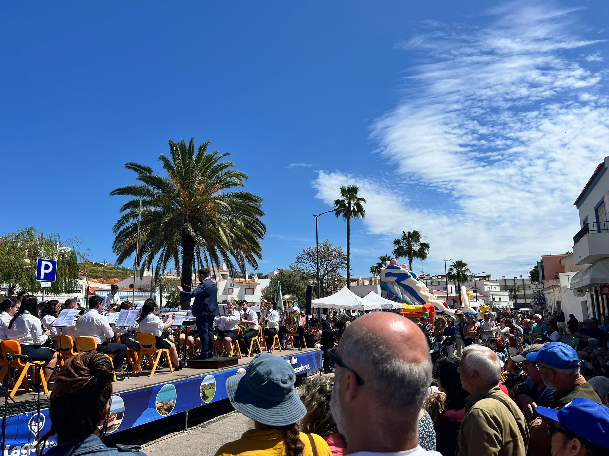 Sul Informação - Centenas celebraram 50 anos do 25 de Abril em Ferragudo