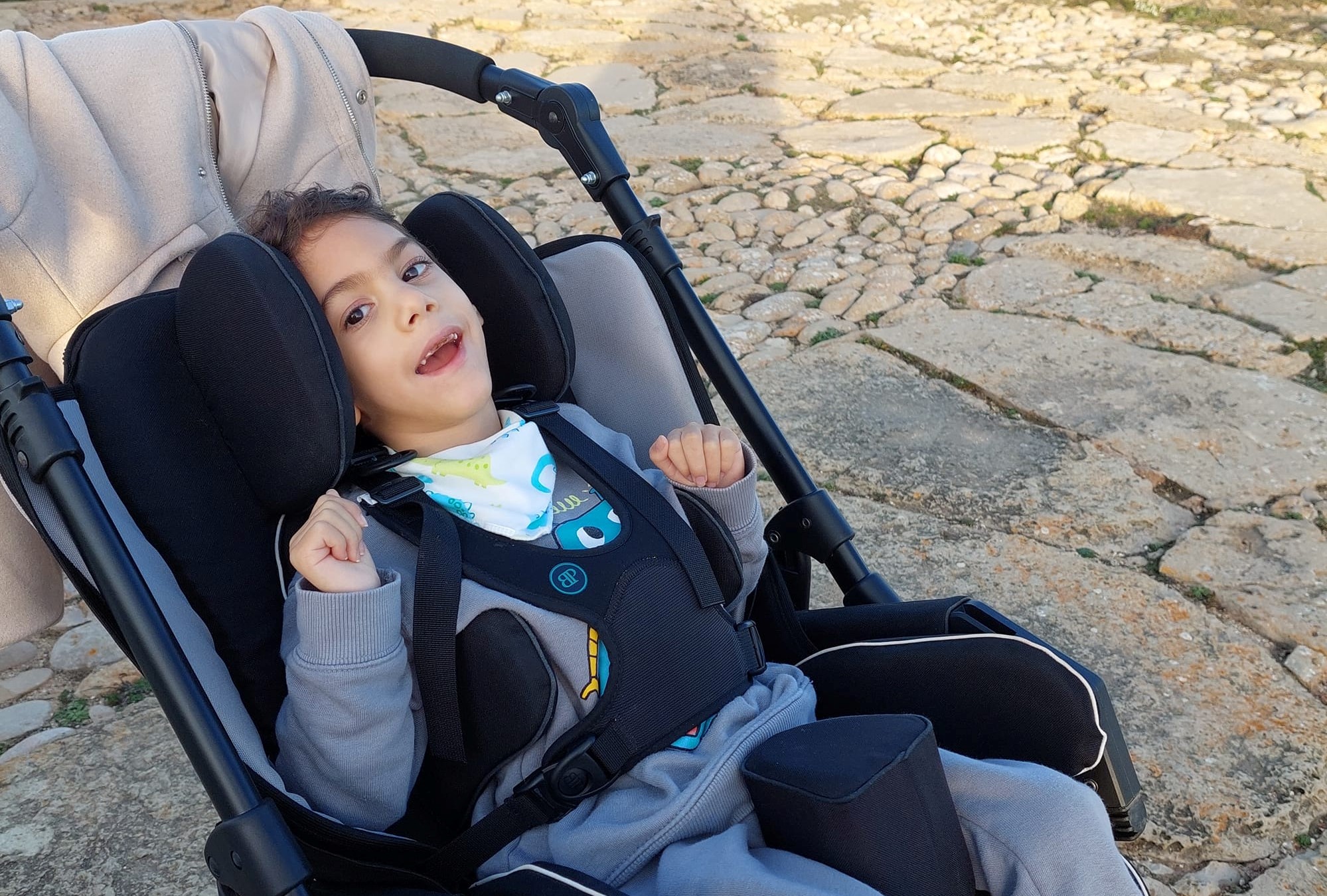 Sul Informação - Desafio solidário pretende angariar fundos para menino de Olhão com paralisia cerebral