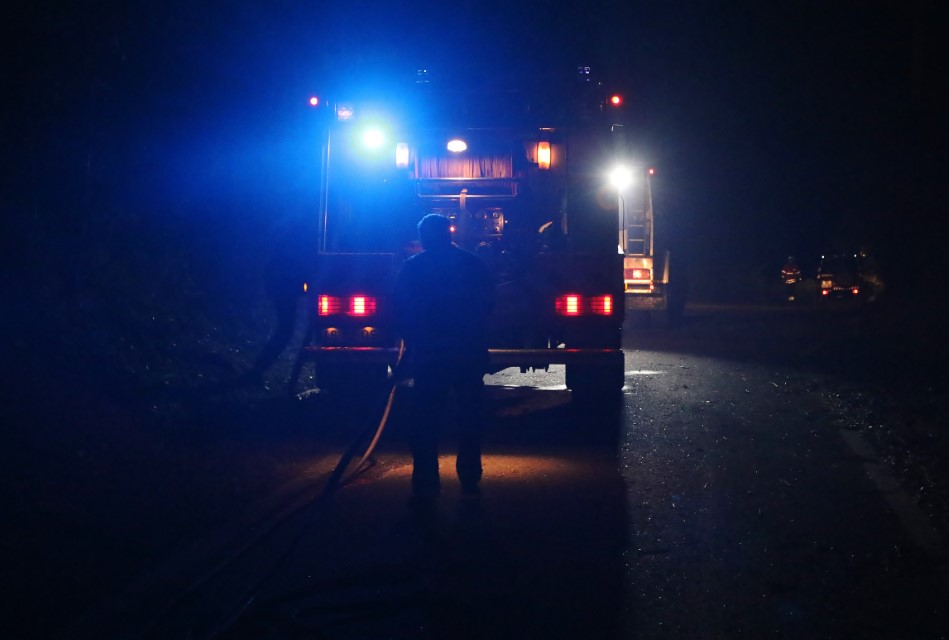 Sul Informação - Frente de fogo muito perto da vila de Monchique, já há casas a arder