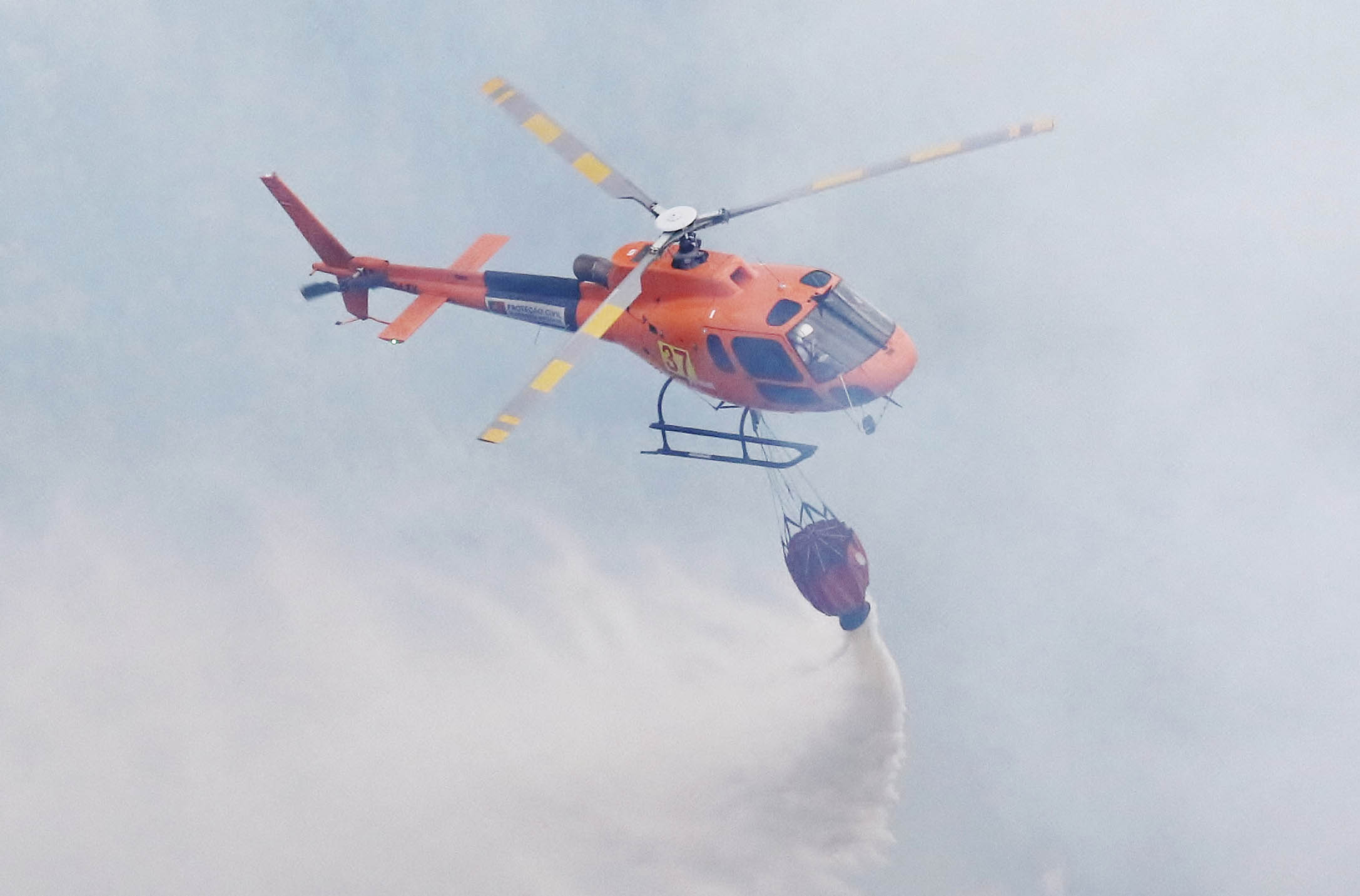 Sul Informação - Cinco meios aéreos combatem incêndio com duas frentes no Ameixial
