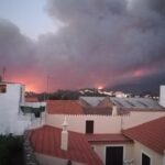 Sul Informação - Frente de fogo muito perto da vila de Monchique, já há casas a arder