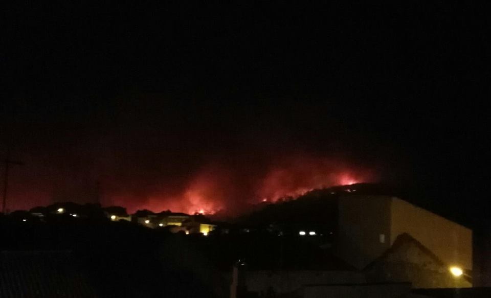 Sul Informação - Frente de fogo muito perto da vila de Monchique, já há casas a arder