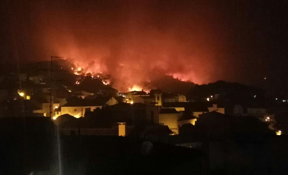 Sul Informação - Fogo continua por dominar em Monchique, mas situação está mais calma junto à vila