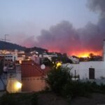 Sul Informação - Frente de fogo muito perto da vila de Monchique, já há casas a arder