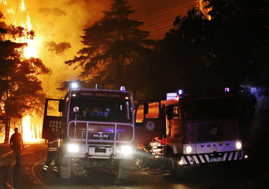 Sul Informação - Há mais bombeiros e sete meios aéreos a combater o incêndio de Monchique (com fotos)