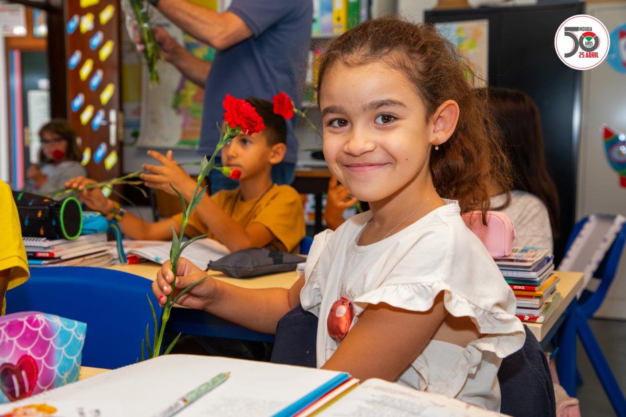Sul Informação - Moura comemora 50 anos do 25 de Abril nas escolas