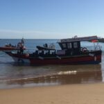 Sul Informação - 32 turistas sãos e salvos depois de embarcação encalhar na Praia da Rocha