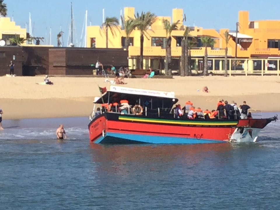 Sul Informação - 32 turistas sãos e salvos depois de embarcação encalhar na Praia da Rocha