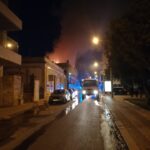 Sul Informação - Bombeiros combatem incêndio no telhado de casa antiga no centro de Faro (com vídeo)