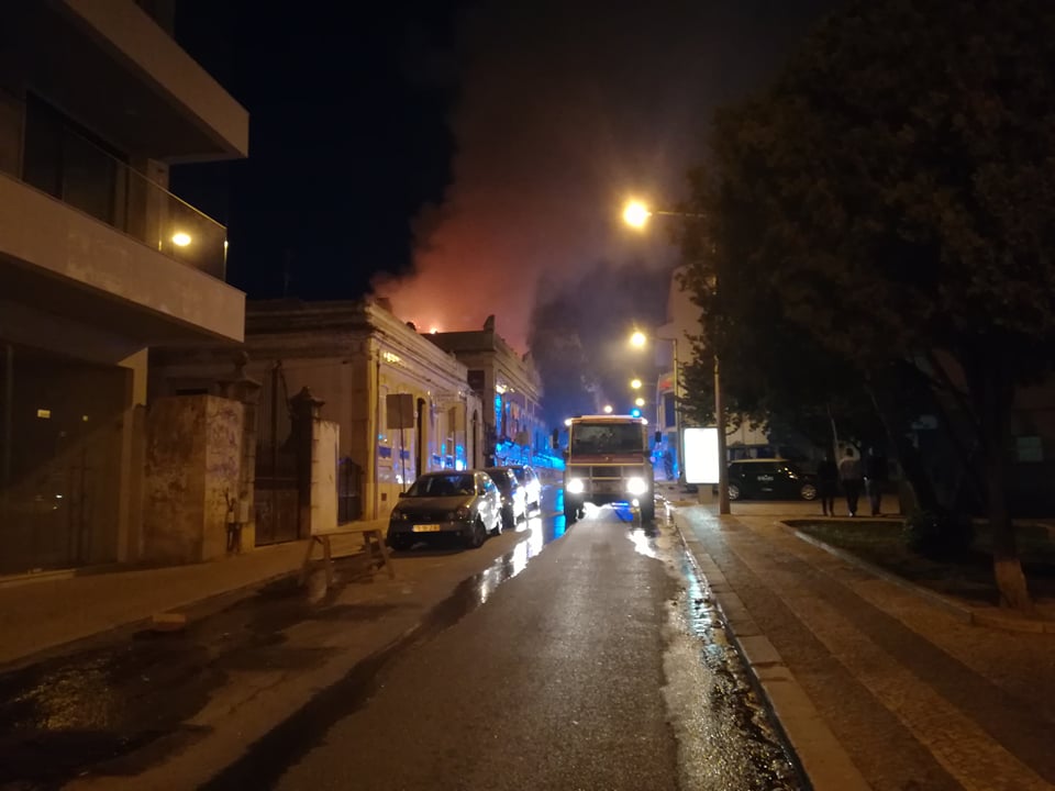 Sul Informação - Bombeiros combatem incêndio no telhado de casa antiga no centro de Faro (com vídeo)
