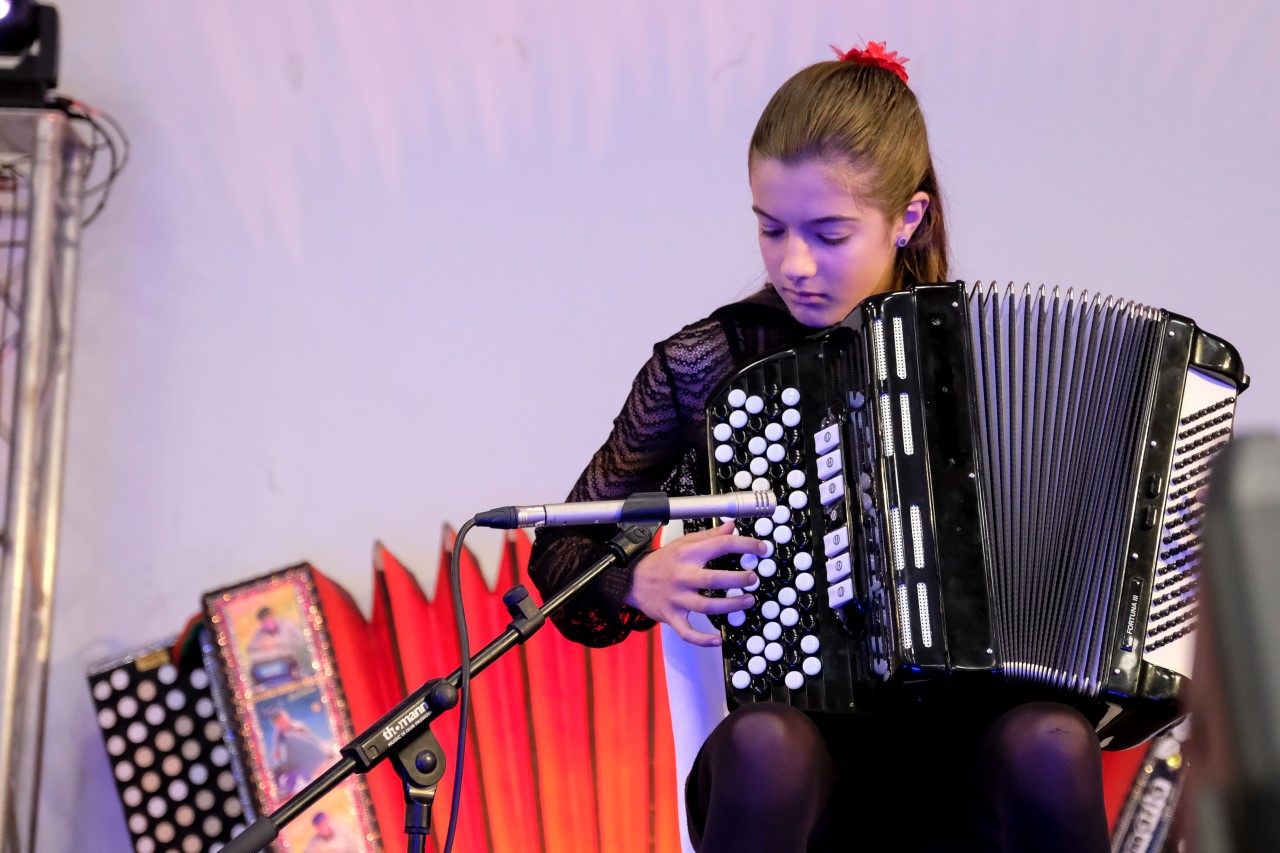 Sul Informação - Acordeonista algarvia de 12 anos sagra-se campeã do mundo