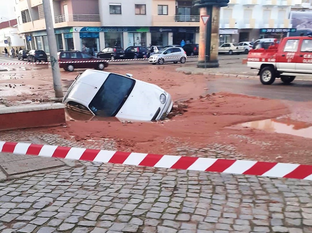 Sul Informação - Carro engolido por buraco devido a conduta rebentada em Olhão