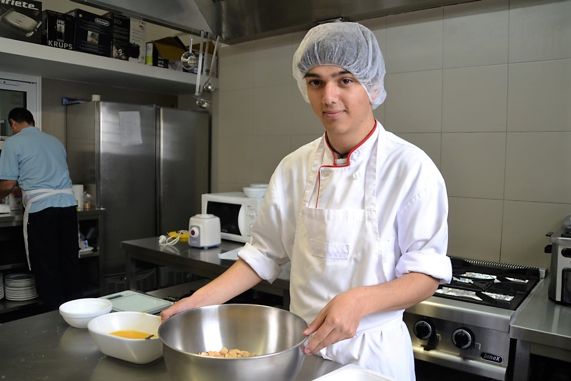 Sul Informação - Jovens com deficiência intelectual assumem “Compromisso” de servir bem no seu restaurante