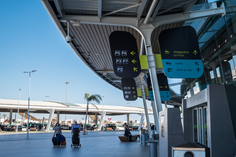 Sul Informação - Dois passageiros com suspeita de Covid-19 retirados de avião em Faro