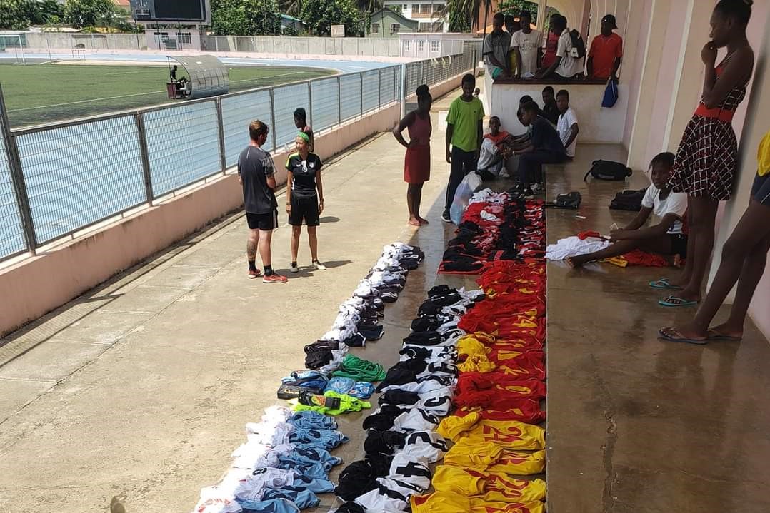 Sul Informação - Associação de Futebol do Algarve entrega material desportivo angariado a jovens de São Tomé