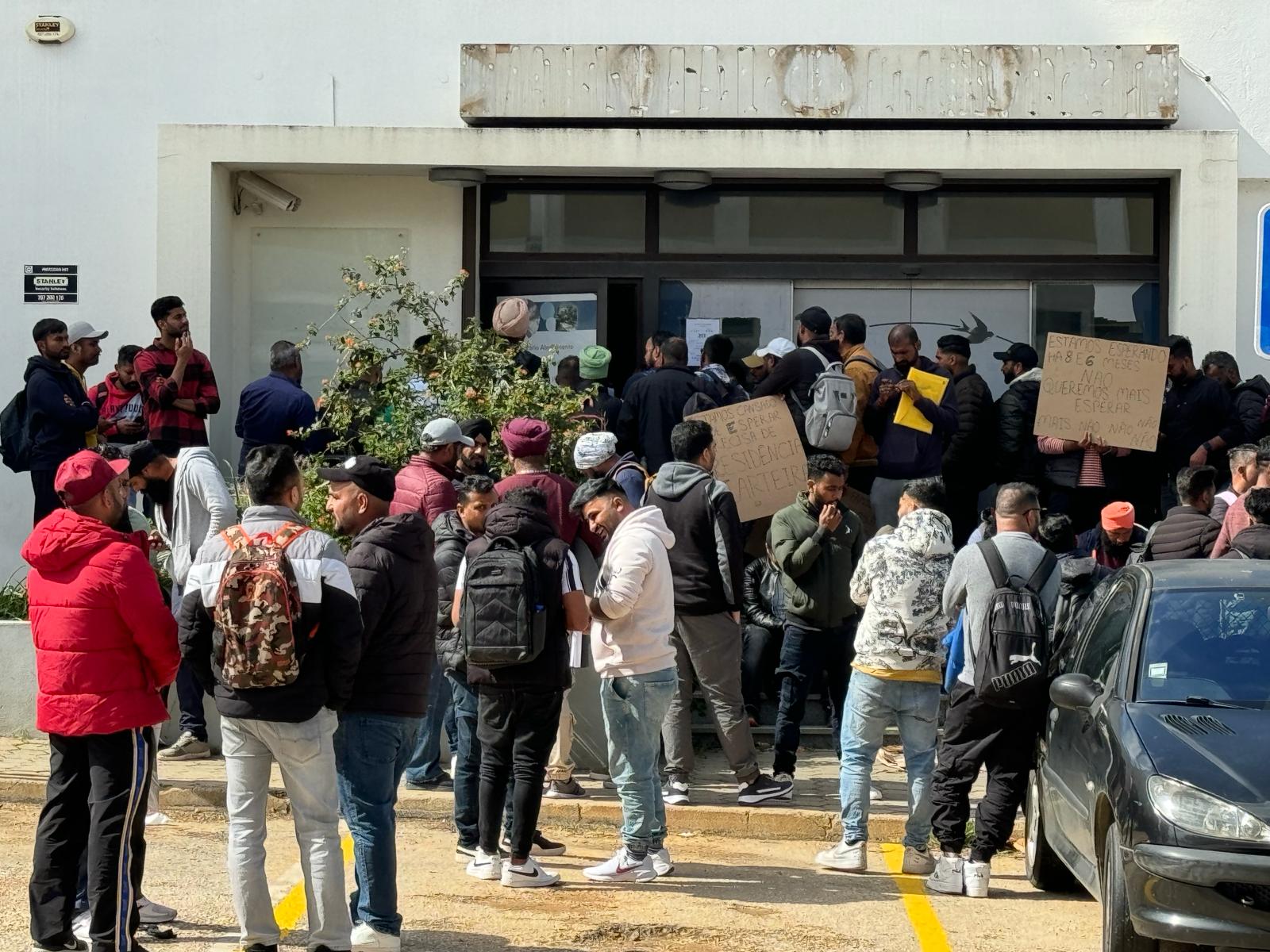 Sul Informação - Imigrantes protestam junto à AIMA de Portimão devido aos atrasos no cartão de residência