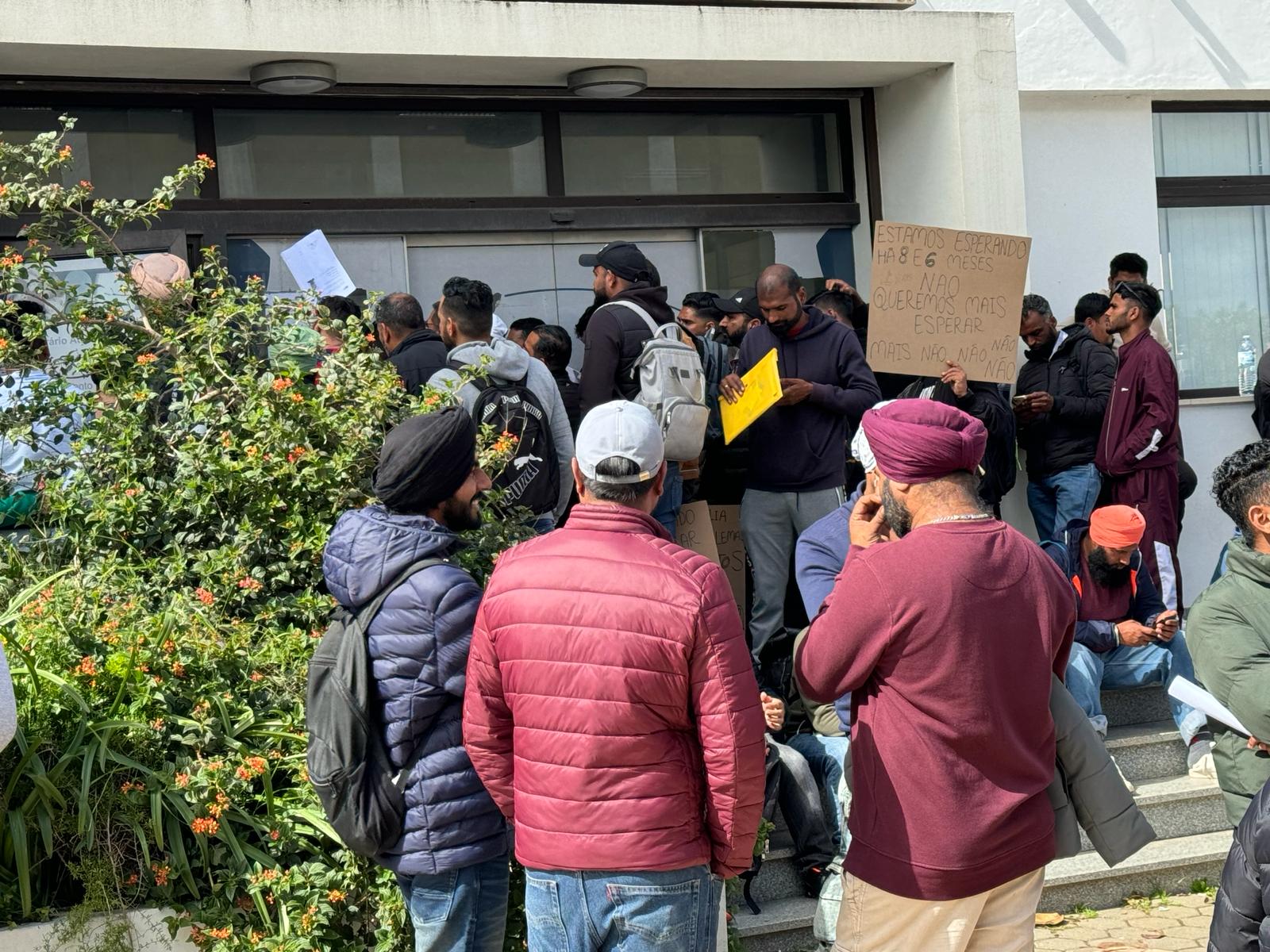 Sul Informação - Imigrantes protestam junto à AIMA de Portimão devido aos atrasos no cartão de residência