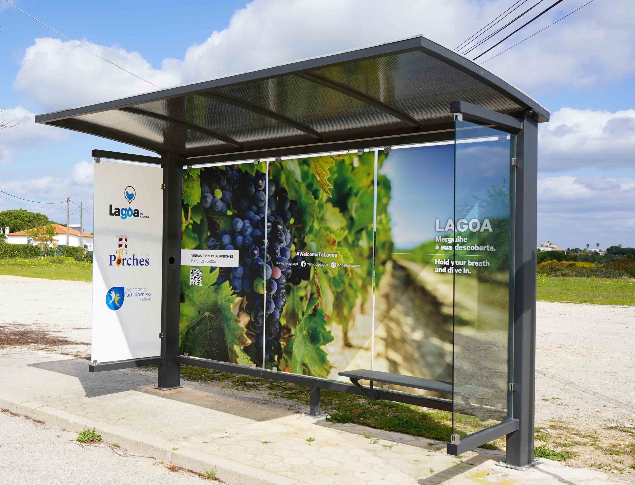 Sul Informação - Lagoa instala abrigos para passageiros que até permitem carregar o telemóvel