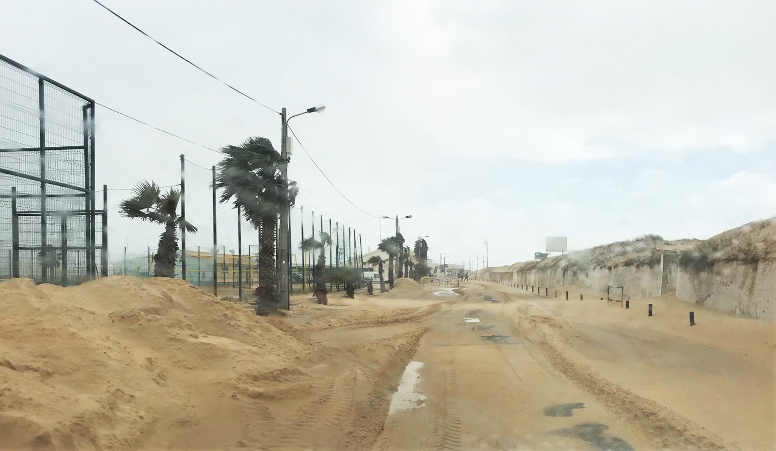 Sul Informação - Acesso à Praia de Faro condicionado devido às ondas que estão a galgar a duna