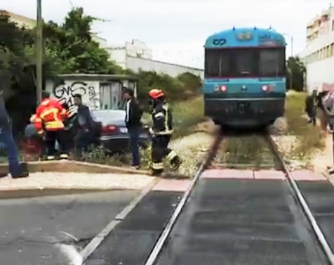Sul Informação - Portimão: Comboio abalroa carro e causa ferido ligeiro [com vídeo]