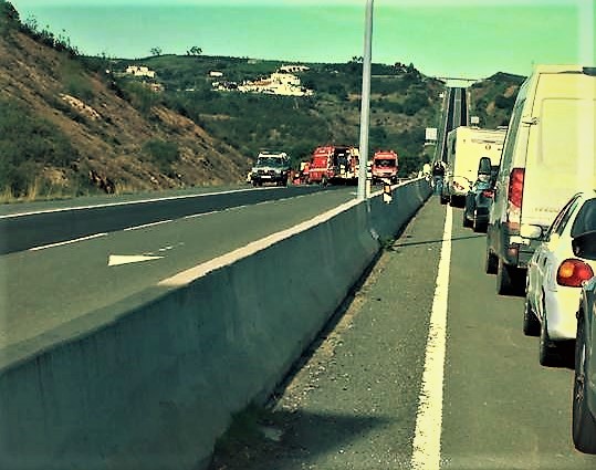 Sul Informação - Ambulâncias envolvidas em acidente que causou 5 feridos e levou ao corte do IC27 no Azinhal