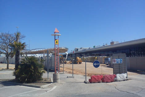 Obras no exterior da aerogare do Aeroporto de Faro Sul Informação