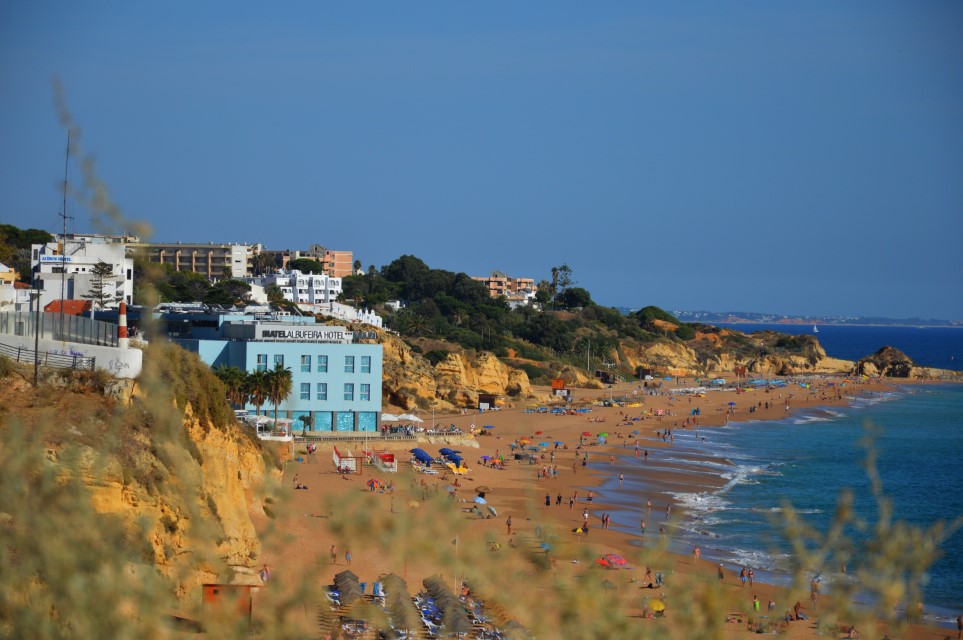 Sul Informação - Albufeira alerta para o perigo das arribas nas praias