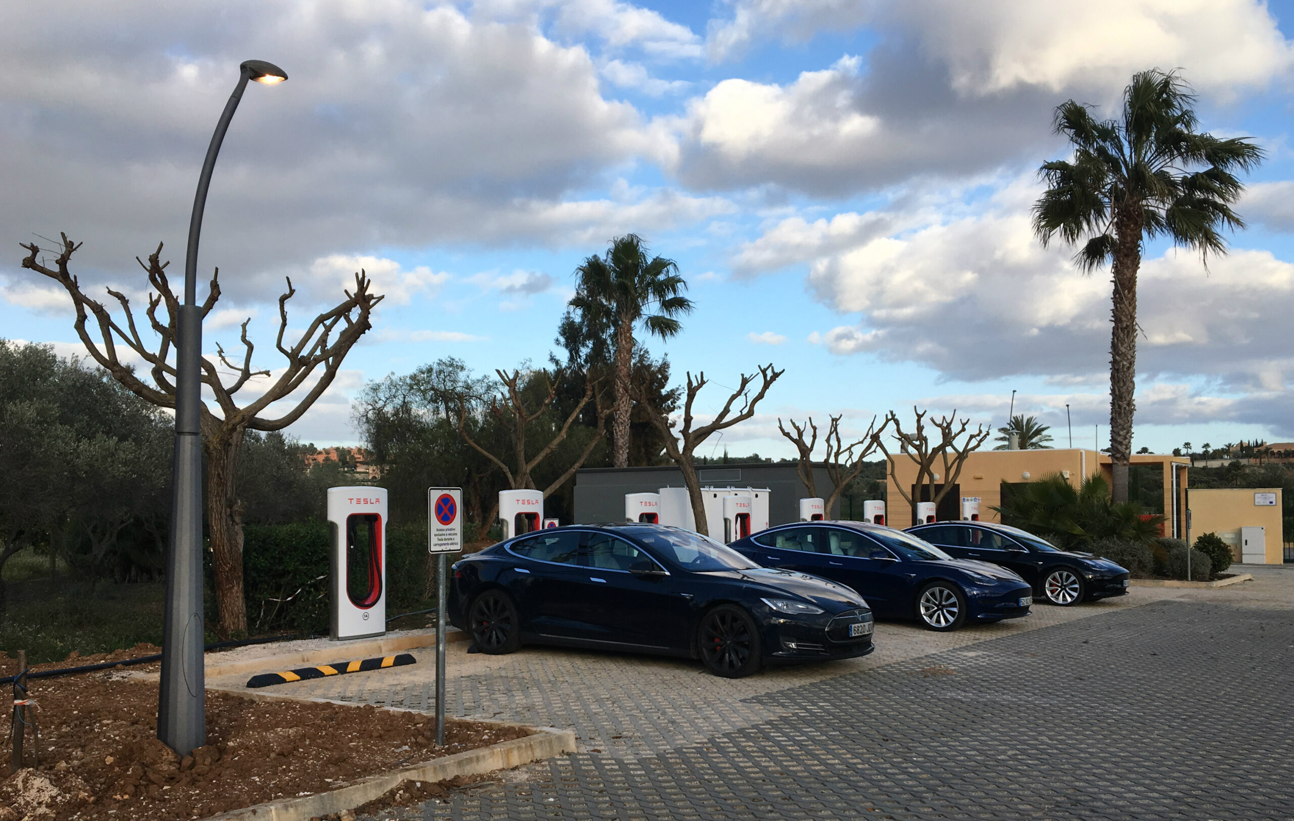 Sul Informação - Tesla inaugura um novo Supercharger no sul