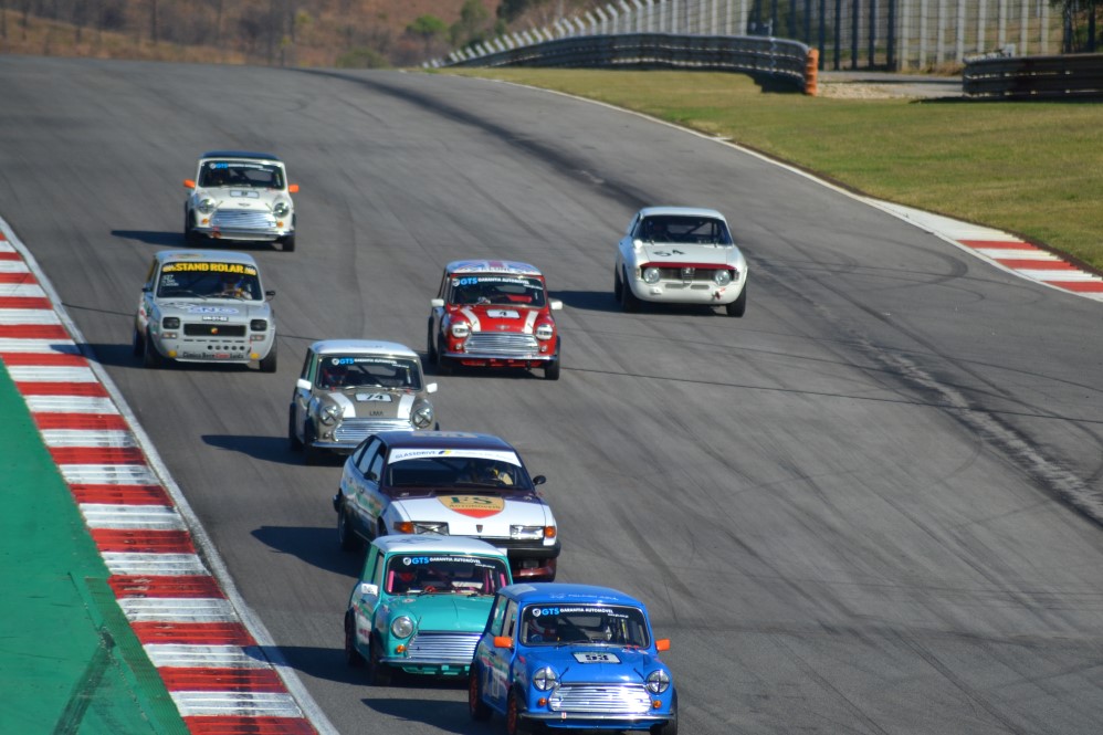 Sul Informação - Fotogaleria: Bólides de outros tempos mostraram a sua classe no Autódromo do Algarve